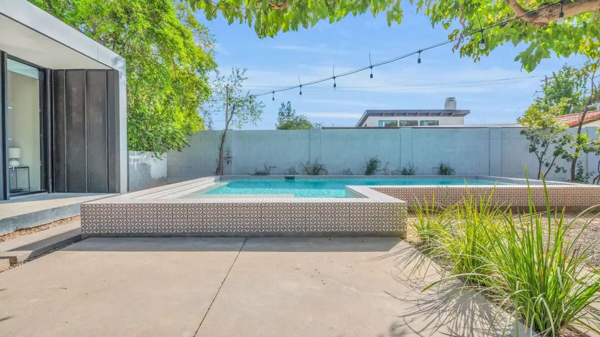 Alhambra House | The Phoenix Sanctuary Guesthouse - Saltwater Pool & Dog Friendly