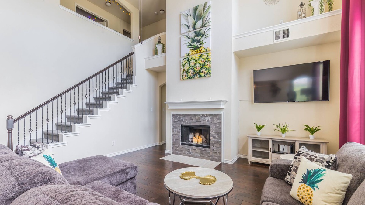 Fort Worth House | The Pineapple House - 15 Min. to Downtown Ft Worth
