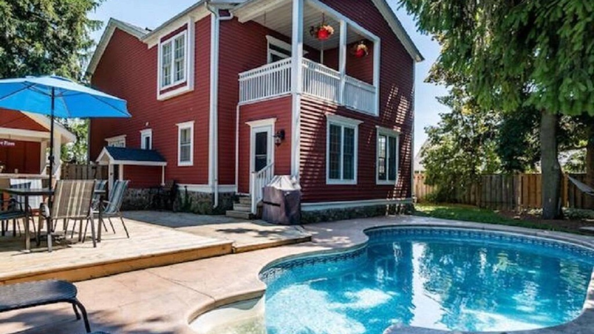Historic Old Town House | The Pines, Circa 1850 in Old Town NOTL, with Heated Pool, Sleeps 10