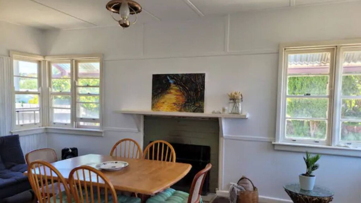 Rosebud Cottage | The Pink House Holiday Cottage - 300metres to Beach (Child and Pet Friendly!)