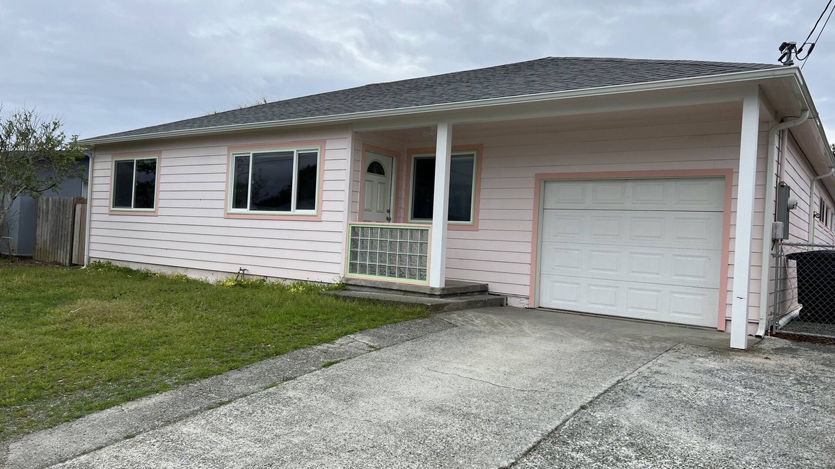 Crescent City House | THE PINK PALACE. 4 BR/3 BA OCEAN VIEW HOME