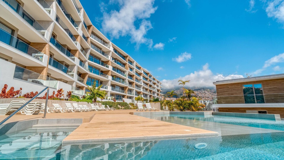 Sao Pedro Condo | The Pink Palm Apartment