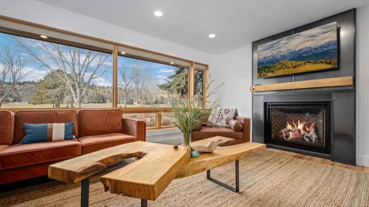 Pleasant Valley House | The Pioneer l Garden of the Gods