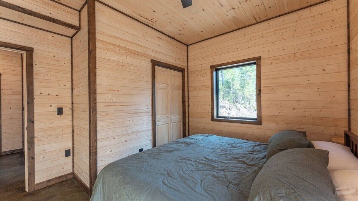 Ely Apartment | The Pioneer Lakeview Cabin with Private Sauna