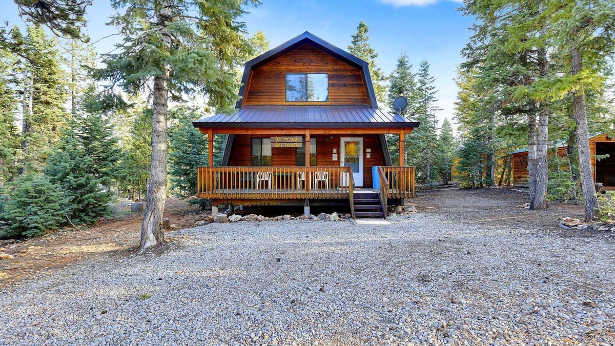 Meadow View Heights Cabin | The Pit Stop - Sleeps upto 10 people