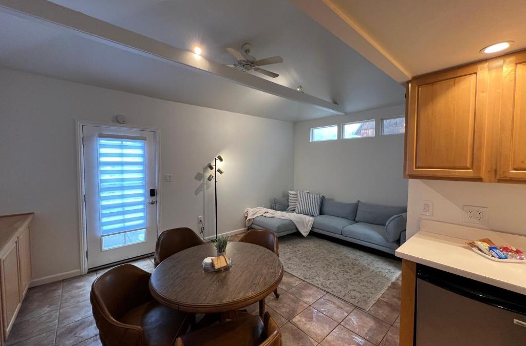 Park Mesa Heights House | The Place, private 1bd unit, LAX, SoFi, Beaches, USC, Forum