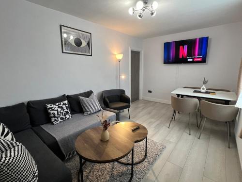 Broadheath House | The Place with king beds, Ensuite Bathrooms, Close to Airport and Free Parking