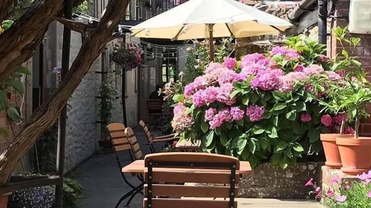 Sherborne Hotel | The Plume of Feathers