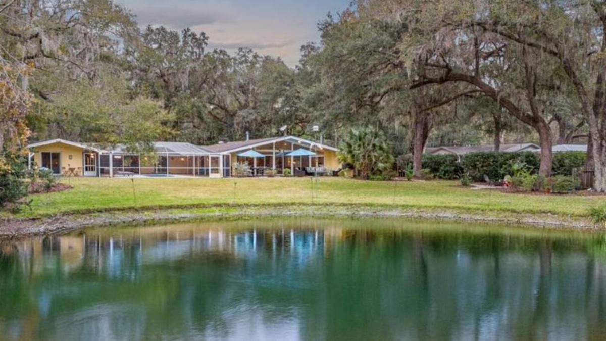 Sugarfoot House | The Pond House! Large Pool, 10 sleeps, Pool Table, Firepit, 10 min UF