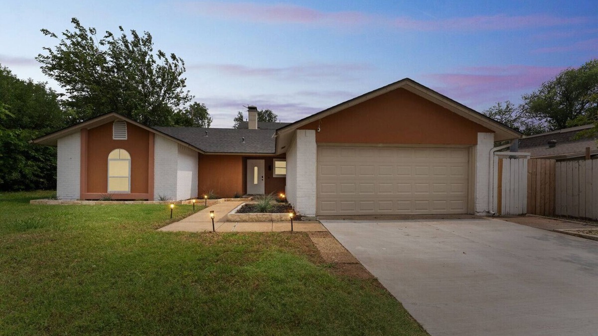 Irving House | The Pool Pad | Sleeps 8