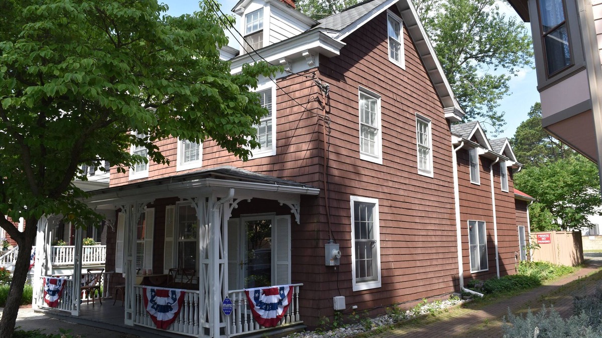 Chestertown House | The Portside Manor - Queen Street Chestertown - Walking Distance to Downtown
