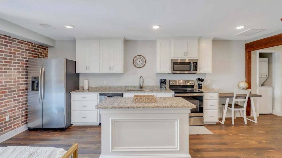 Statesboro Apartment | The Post Suite - above Bull & Barrel, Close to GSU