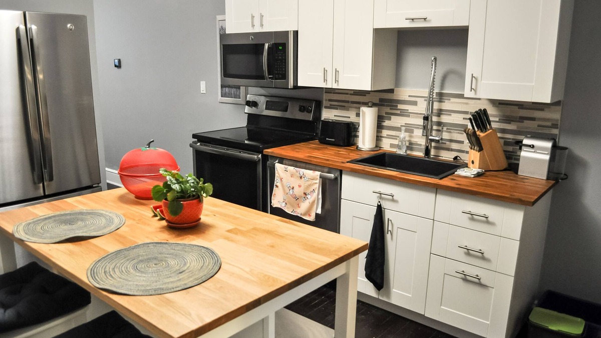 Queens Square Apartment | "The Preston" Downtown CORE close to everything
