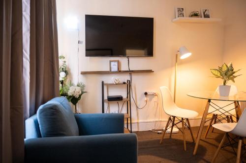 Northampton House | The Private Villa, Northampton Centre, 4 bedrooms, Sleeps 9