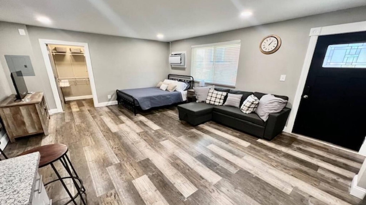Avondale Apartment | The Professional's Choice- short walk to 3 hospitals