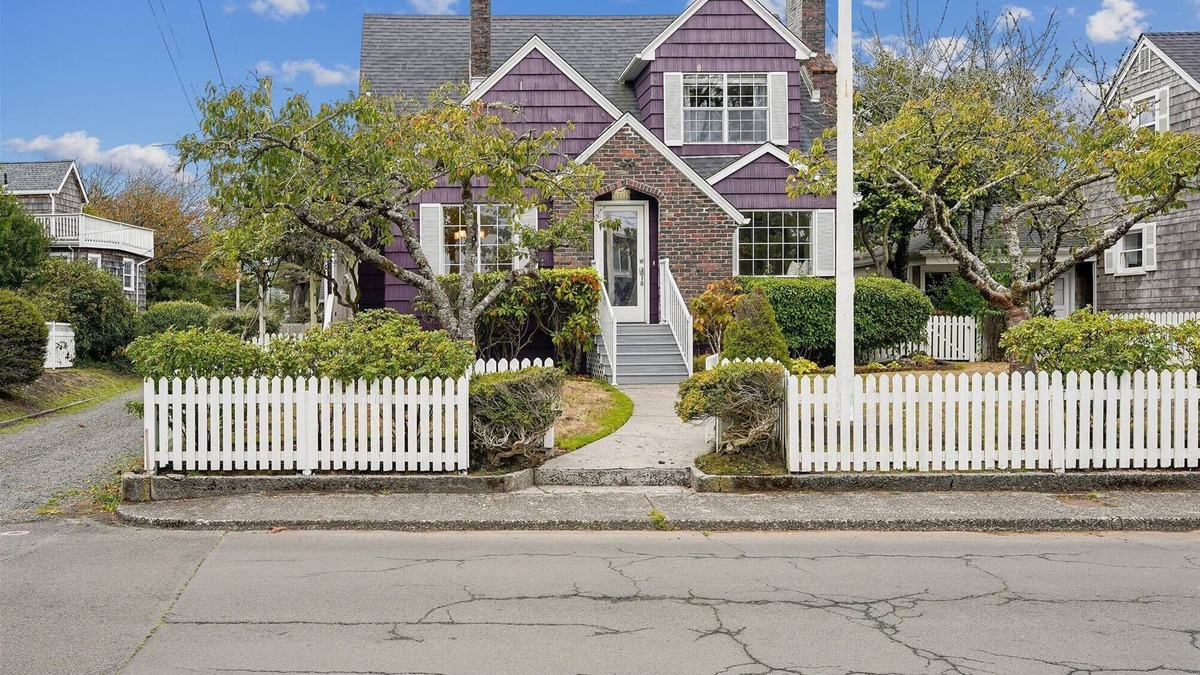 Seaside House | The Purple House | Historic | Hot Tub