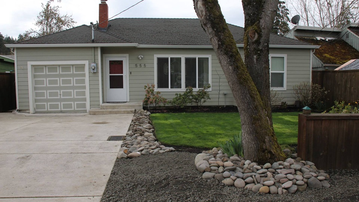Springfield House | The Quack Shack - Two Miles from Autzen Stadium