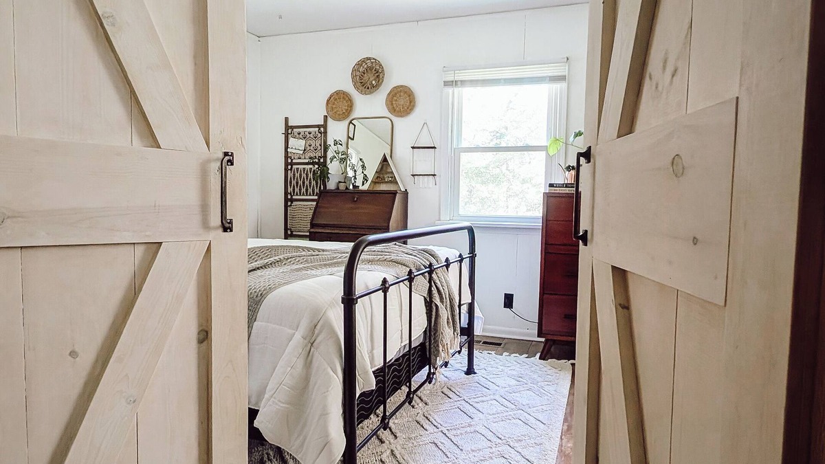 Charlestown House | The Quaint Cottage near Louisville and popular attractions