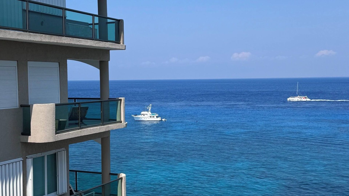Colonia Centro Condo | The Queen of Cozumel Royal Caribbean Vista Ensuite Ocean view Location Downtown