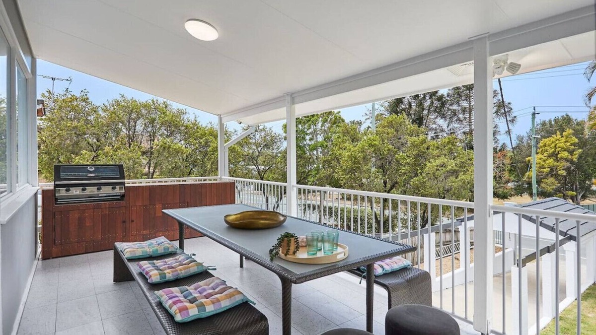 Labrador Apartment | The Queenslander! Bright - Breezy - Beautiful