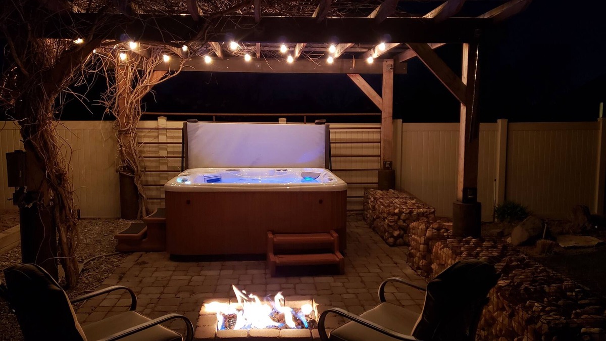 Lindon House | The Ranch House Sleeps 20, Bikes, Hot Tub