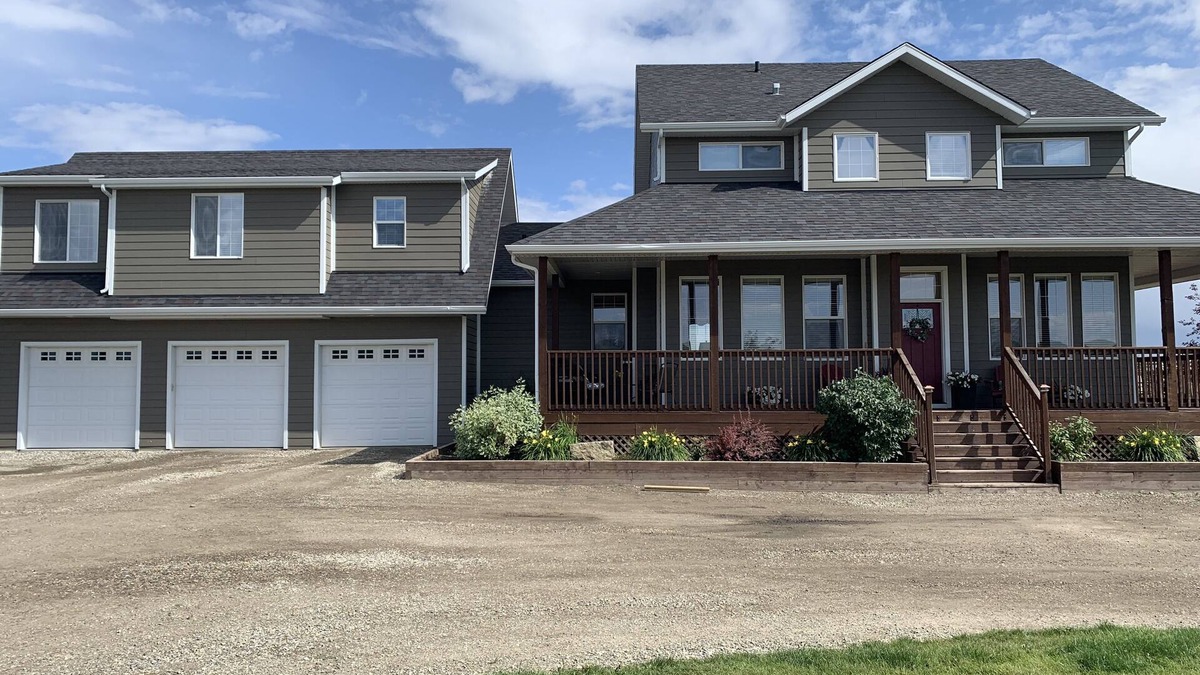 Calgary House | The Ranche Country views within 10 min to South Calgary and Okotoks. Stampede!