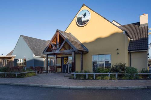 Motherwell Hotel | The Raven’s Cliff Lodge by Marston's Inns