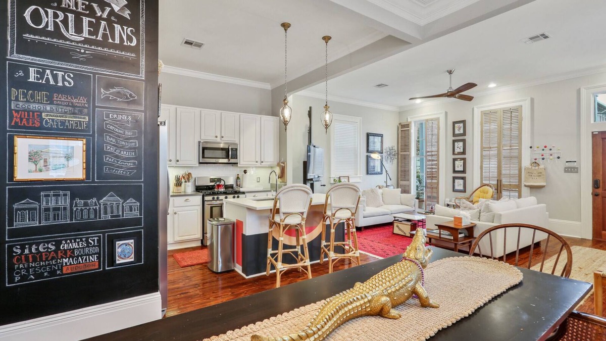 Bayou St. John House | The Red Bayou House, walk to City Park and Jazzfest, mins to the French Quarter