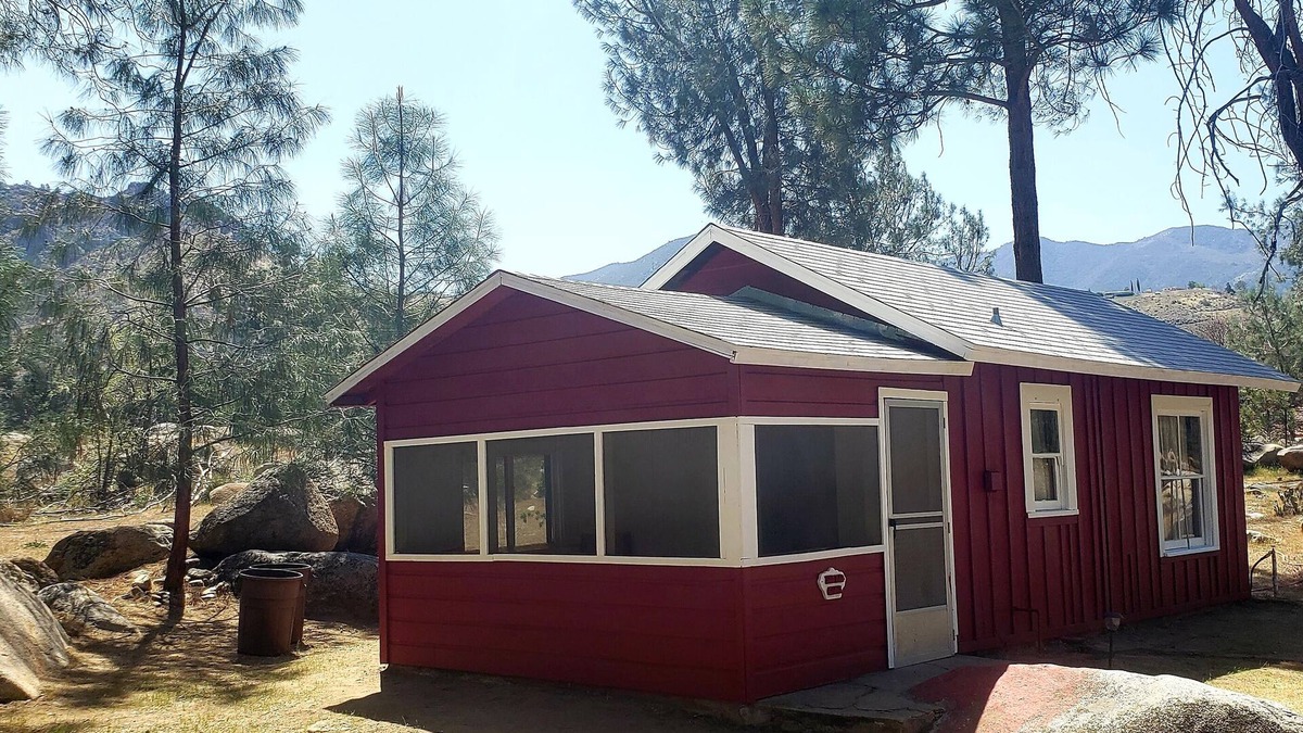 Lake Isabella Cabin | The Red Cabin - A Cozy Getaway Only 5 Min to Lake & 20 Min to River