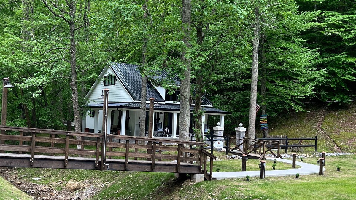 Williamson Cottage | The Red Dog Cottage In The Woods w/Hot Tub