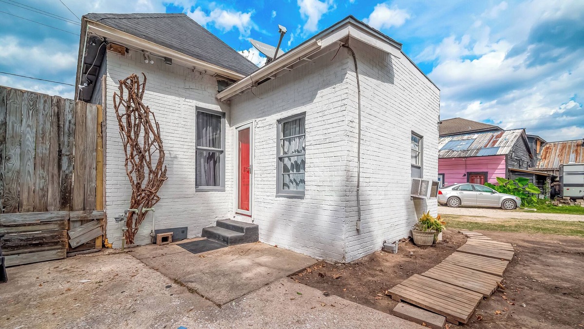 Washington Ave./ Memorial Park House | The Red Door - Charming 1-bdrm cottage in the very popular Washington corridor!