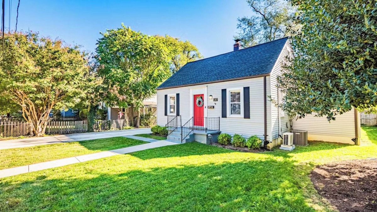 Annapolis Cottage | The Red Door Cottage in Eastport - Pet-Friendly!