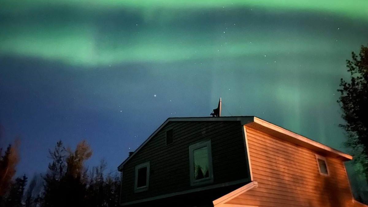 North Pole House | 🌌 The Red Door Residence – Aurora Magic in North Pole, Alaska - Mobile Discount!