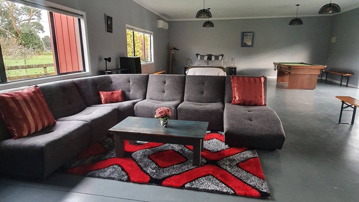 Matamata Bed & Breakfast | The Red ShednLarge modern studio on two peaceful acres, two minutes from CBD