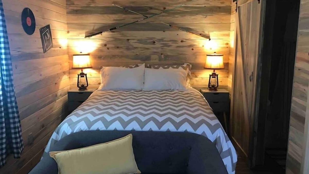 Coram Cabin | The Red Station by Glacier - Cabin #6 with AC and laundry