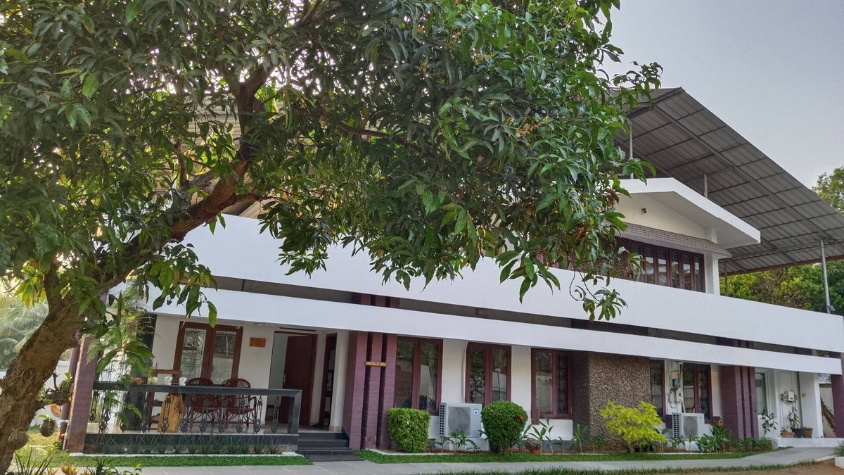 Kumbalam Bed & Breakfast | The Reds Heritage.nSpacious rooms, vast gardens with a refreshing pool.