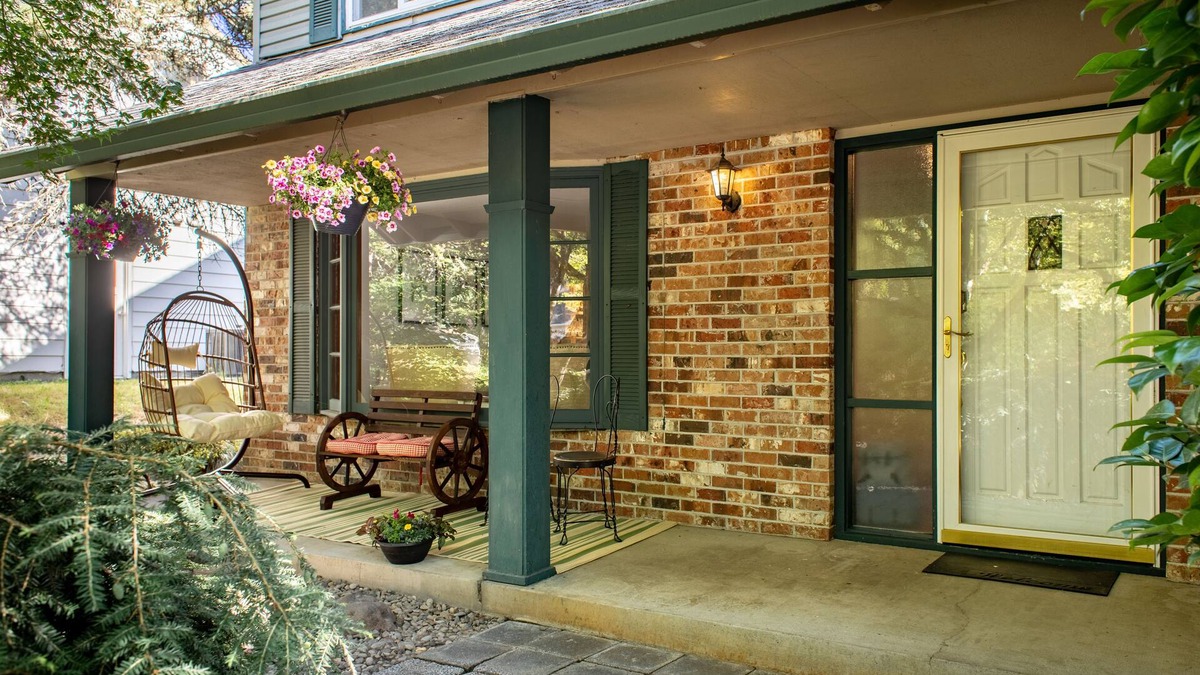 Beaverton House | The Restful Retreat: king Bed + yard + fire pit + kids + Pet friendly