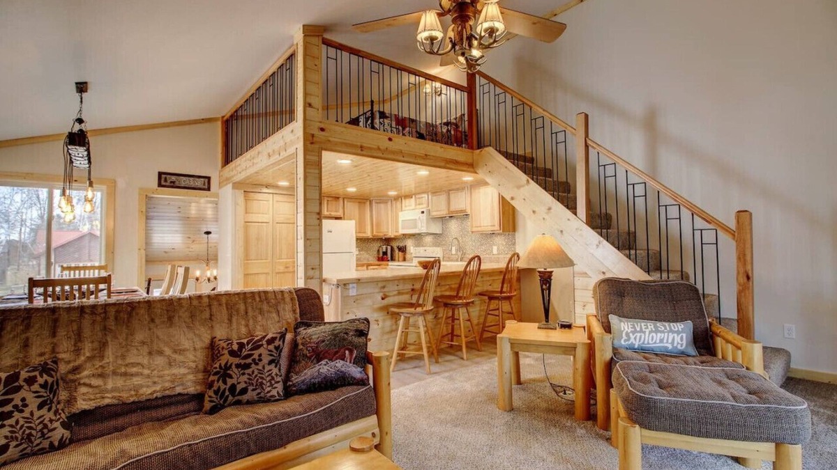 Breezy Point House | The Retreat - Fall colors coming soon! Make your reservation today.