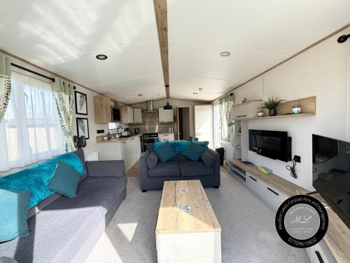 Chapel Saint Leonards Apartment | The Retreat 16 - pet friendly, WiFi, and a bath - Golden Palm Resort - Meadow Lakes Caravan & Lodge Hire
