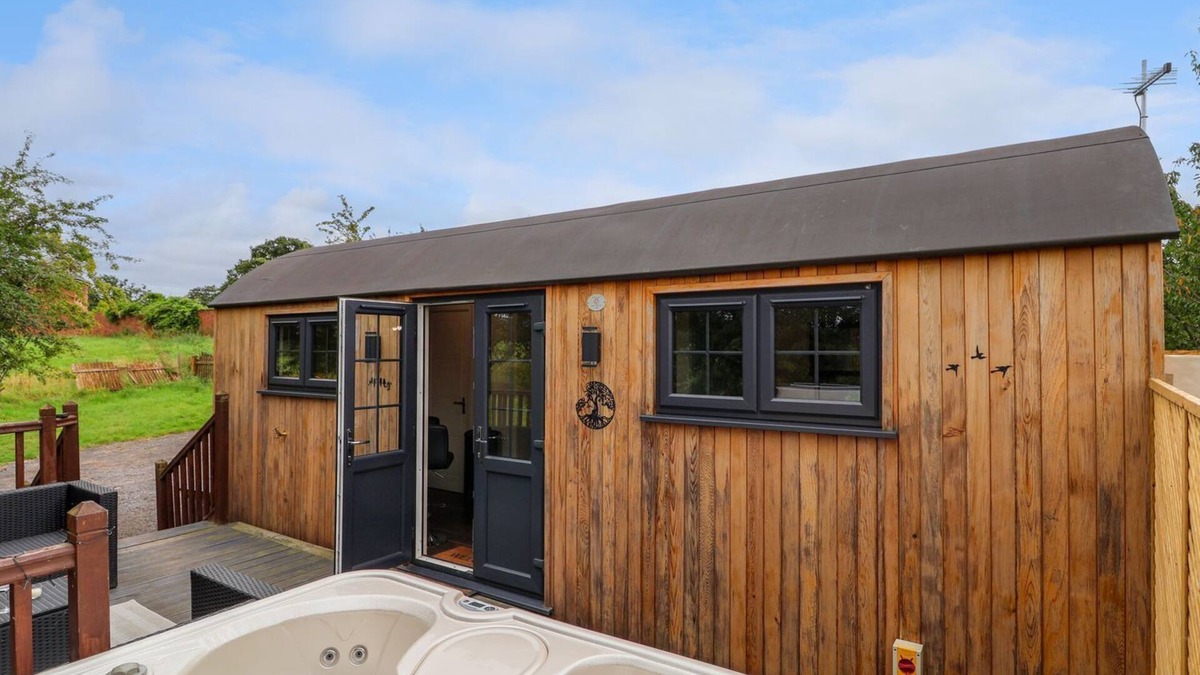 Bangor-on-Dee Cottage | THE RETREAT, pet friendly, luxury holiday cottage in Bangor-On-Dee
