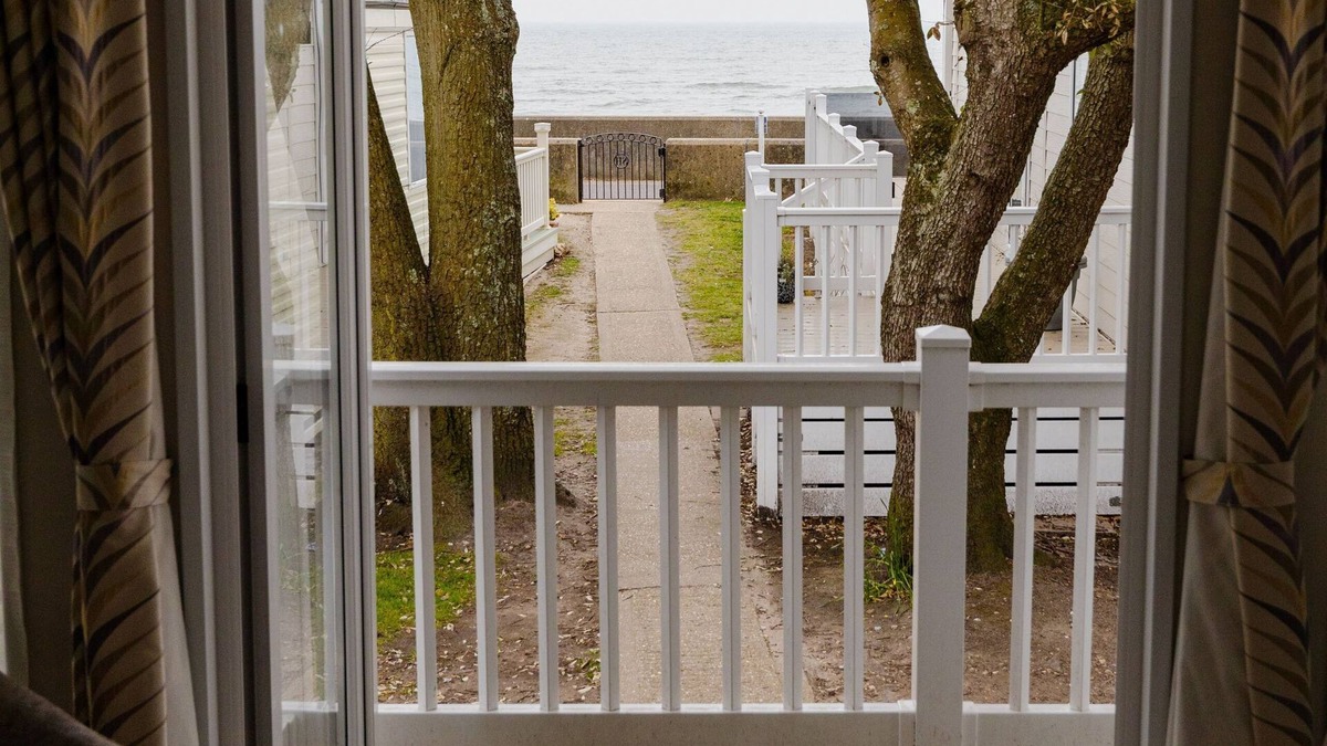 Mudeford Cottage | The Retreat, Sandhills Holiday Park by the beach in Mudeford