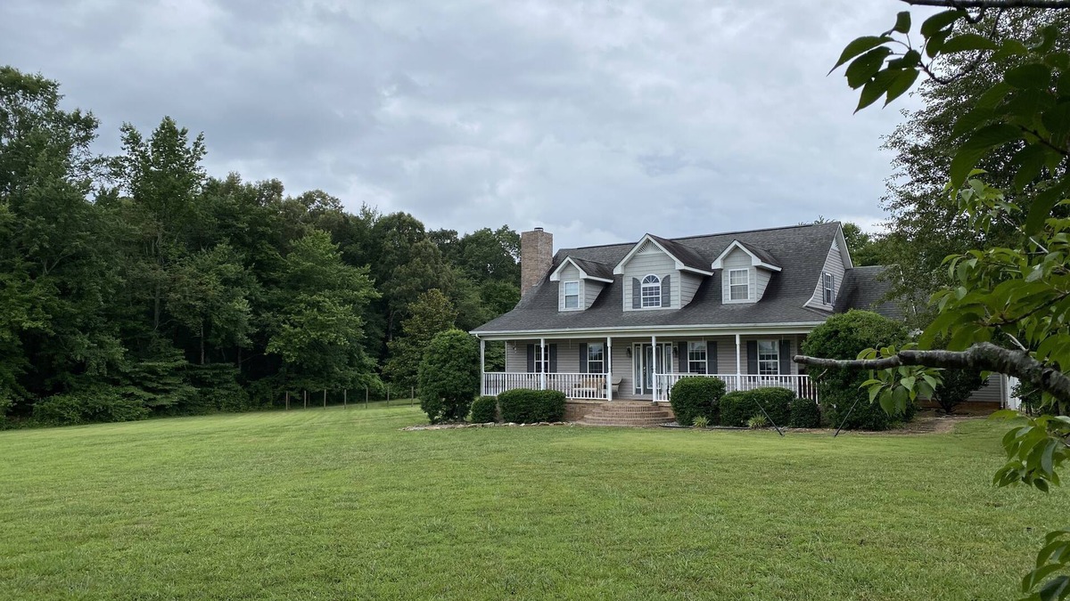 Morrison House | 'The Retreat' sleeps 12– with mountain view, modern huge kitchen on 15 acres