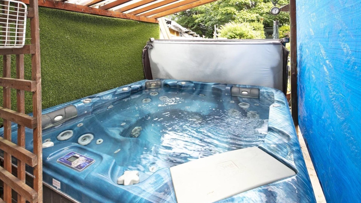 Smethwick House | The reunion Pad with a Hot Tub Bar EV Charger & Karaoke Machine in Birmingham