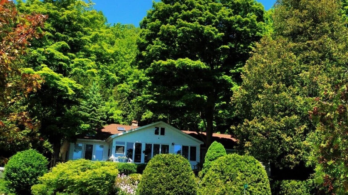 Wiarton House | The Rich-Haven Waterfront Country House