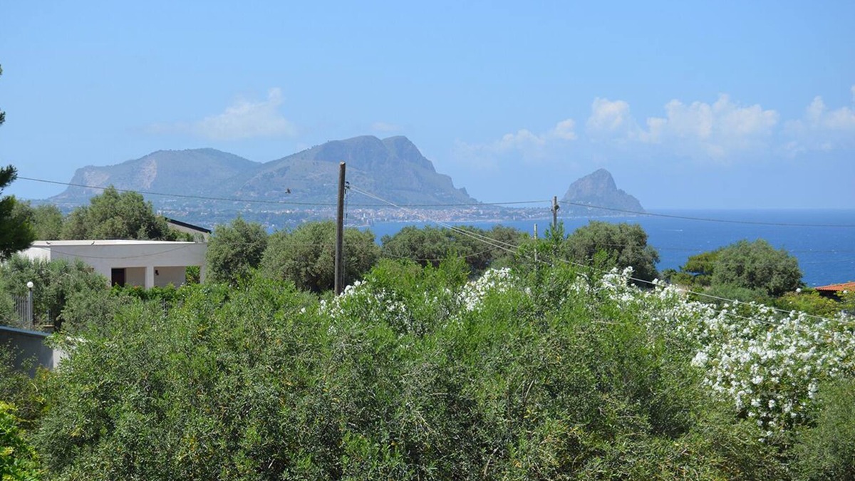 Altavilla Milicia Villa | The right place for families, children and pets. countryside and sea.