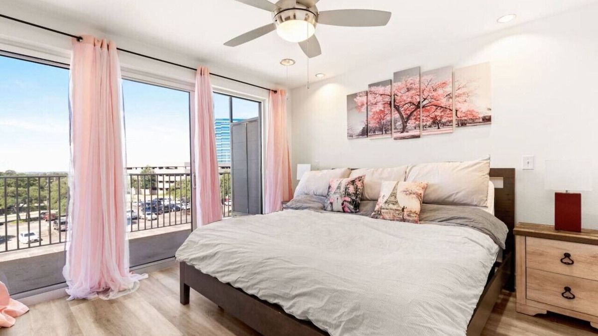 Wetmore Apartment | The Rim/Six Flags - King Bed, Skyline View, Family