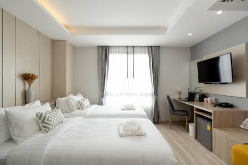 Bang Phlat Hotel | The Riski Hotel at Bangphlat Station SHA