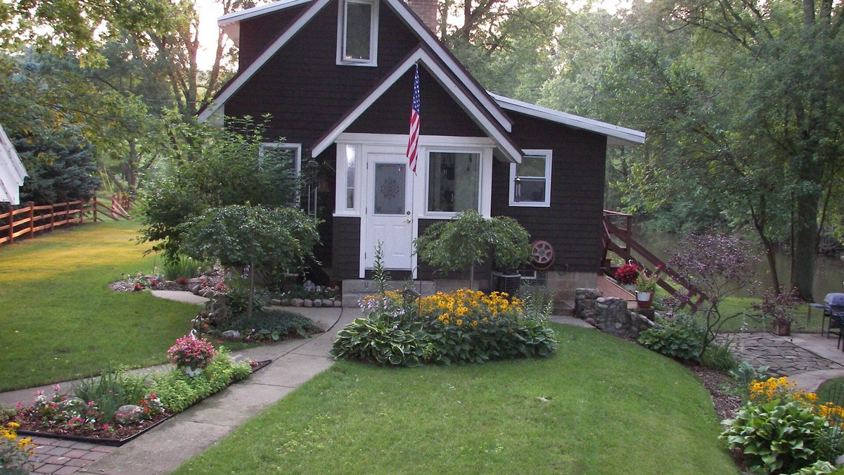 Alaska Cottage | The River House of Alaska, Michigan located Southeast Grand Rapids, pet friendly