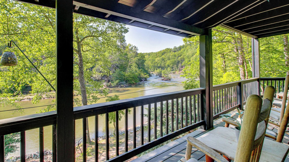 Ellijay Cabin | 'The River Rest' Ellijay Cabin w/Hot Tub!