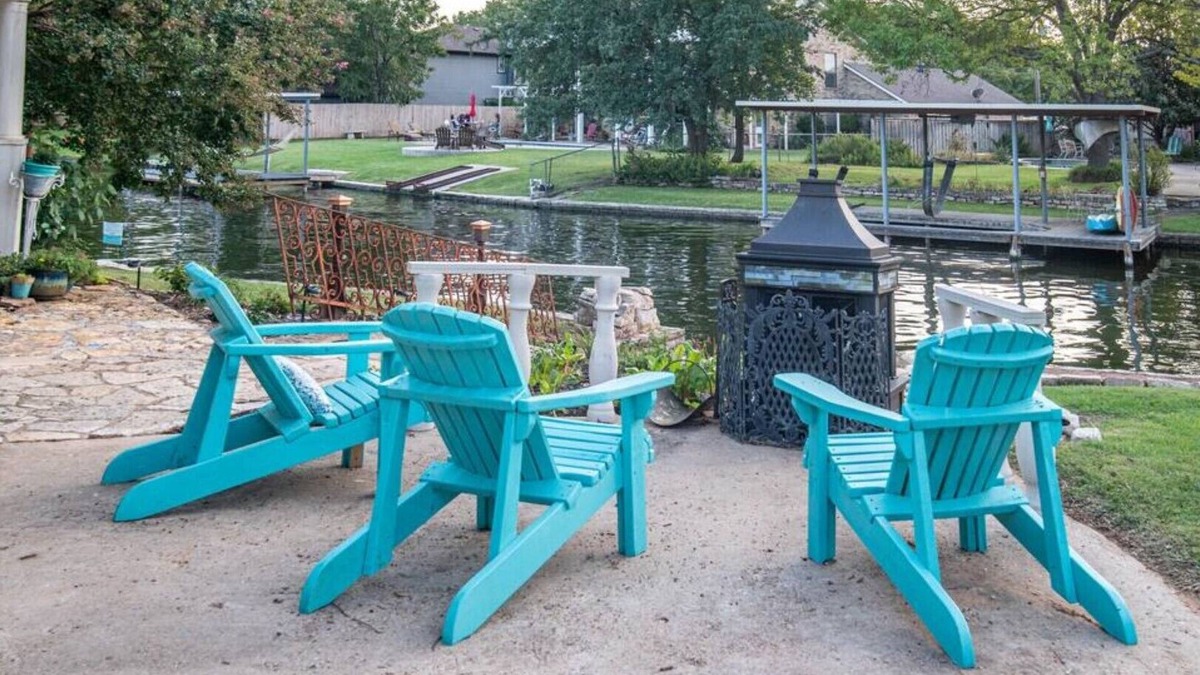 Granbury Cottage | The Rock at Lake Granbury-lakeside country charm.